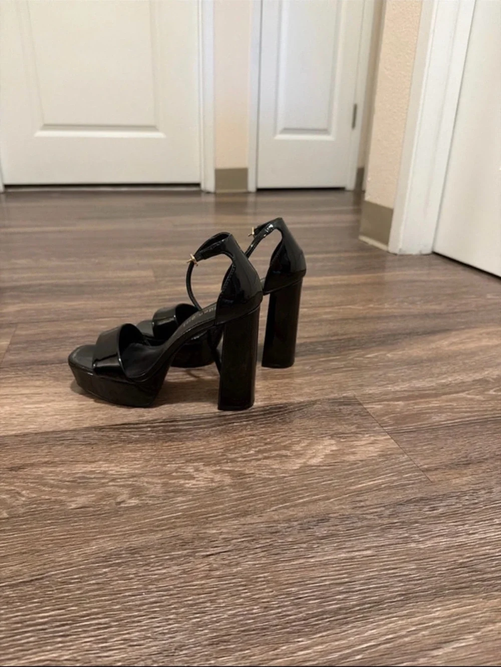 👄 Madden Girl Black Patent Platform Block Heel Sandals